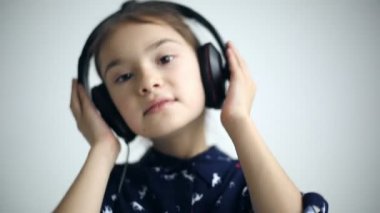 Kulaklıklarla studio arka dans çocuk