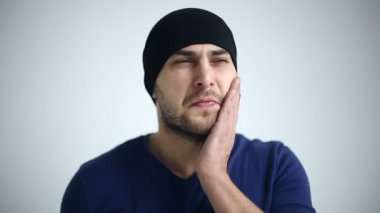 Diş ağrısı çeken bir adamın portresi.