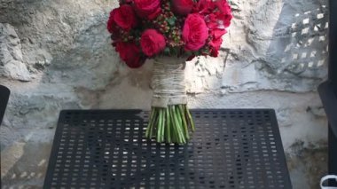 Masaya kırmızı çiçek bir buket