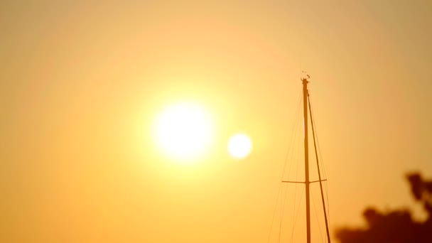 Jachty na moři při západu slunce na pozadí hory — Stock video