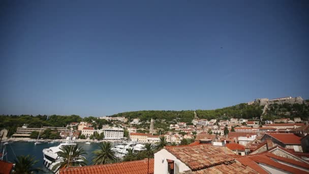 Baía com iates de prazer na Croácia, ilha de Hvar — Vídeo de Stock