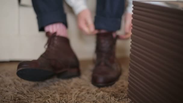 The englishman wears old boots — Stock Video