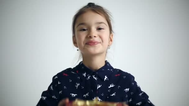 Female child gives gift surprised and glad. — Stock Video