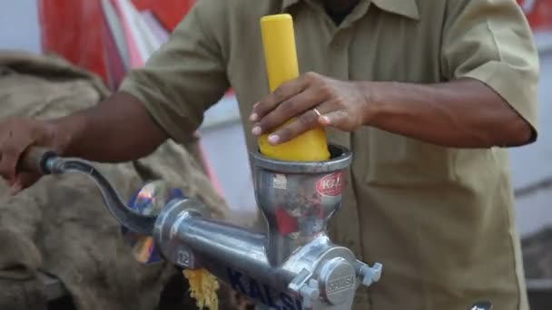 Indien, Goa - 2012: Indisk man gör färsk juice — Stockvideo