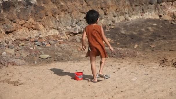 INDIA, GOA - 2012: Indian children girls play in the water — Stock Video