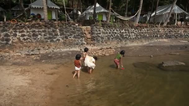 INDIA, GOA - 2012: Las niñas indias juegan en el agua — Vídeo de stock