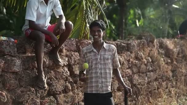 Ινδία, Goa - 2012: Αγόρια που παίζουν κρίκετ σε ένα πεδίο του χωριού — Αρχείο Βίντεο
