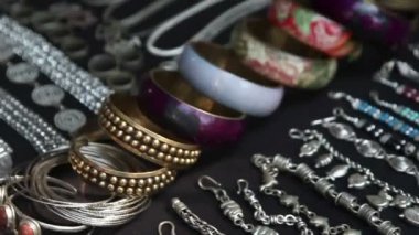 Hindistan'da bilezik ile alışveriş