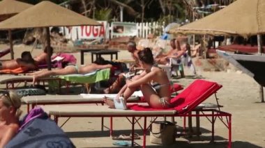 Hindistan, Goa - Aralık - 2012: Goa, Hindistan turistler denize sıfır plaj üzerinde güneşlenmek