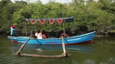 Hindistan, Goa - Aralık 2011: tekne yüzen beyaz turistlerle zevk