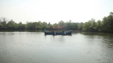 Hindistan, Goa - Aralık 2011: tekne yüzen beyaz turistlerle zevk