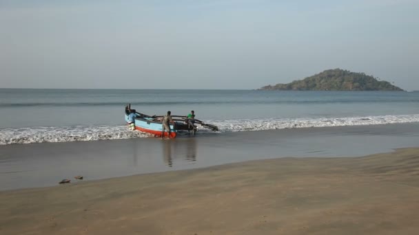 INDIA, GOA - 2012: Indian men and a boat for fishing — Stock Video