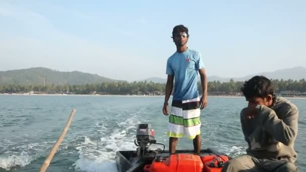 ÍNDIA, GOA - 2012: Homens indianos e um barco para pescar — Vídeo de Stock