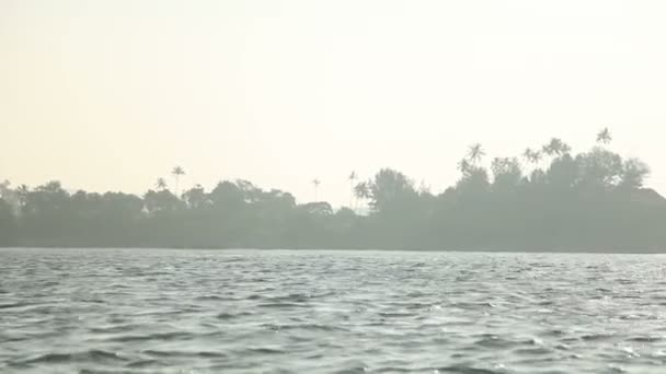 Vistas de las islas desde el mar cerca de una playa palolem al atardecer India Goa — Vídeos de Stock