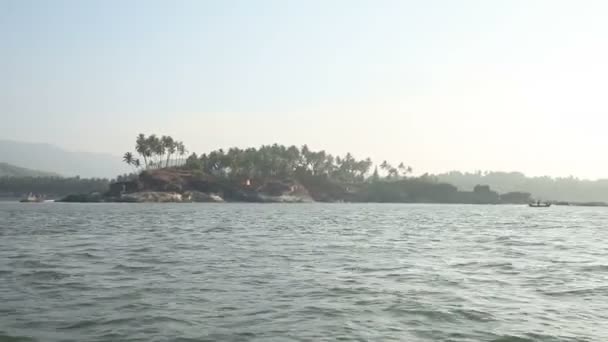 Utsikt över öarna från havet, nära stranden palolem på sunset Indien Goa — Stockvideo