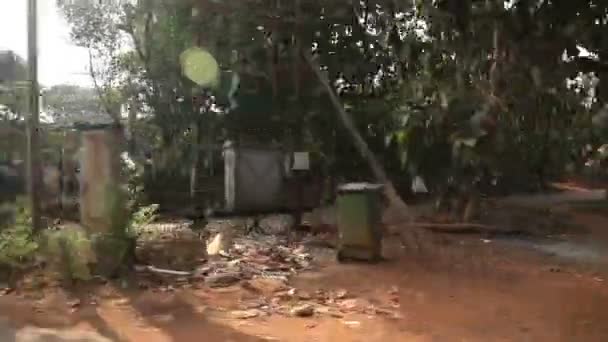 Hindistan, Goa - 2012: Hindistan'da yerleşmek için arabanın penceresinden görünüm — Stok video