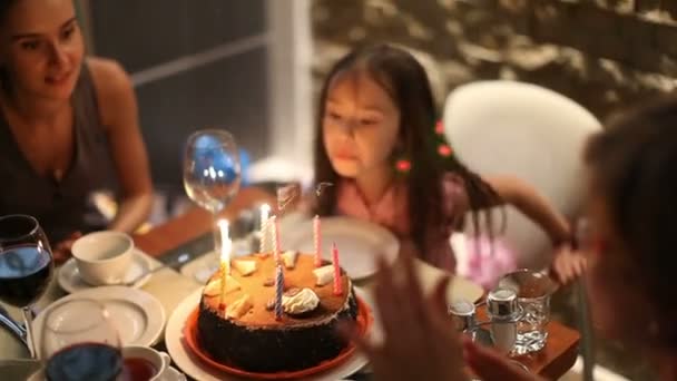 Aniversário de uma menina na mesa mãe e avó — Vídeo de Stock