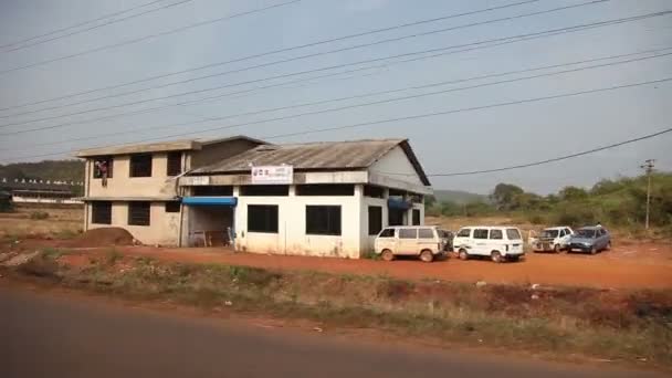 Indien, Goa - 2012: Utsikten från fönstret på bilen för att bosätta sig i Indien — Stockvideo