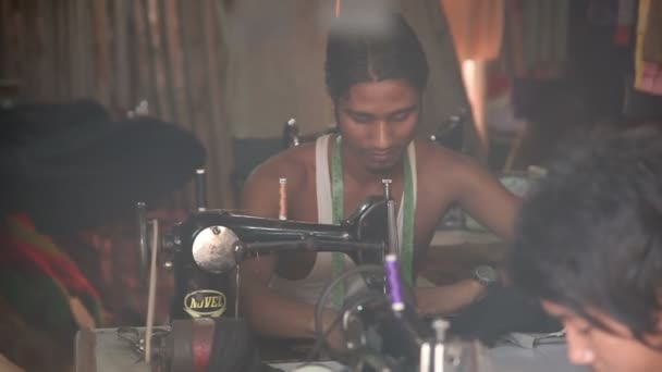 Indien, Goa - 2012: die indischen Männer nähen Kleidung zum Verkauf — Stockvideo