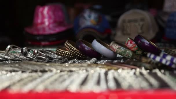 Indien, goa - 2012: shop mit armbändern in indien — Stockvideo