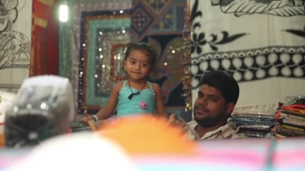 Indie, Goa - 2012: Indyjski człowiek z dzieckiem — Wideo stockowe