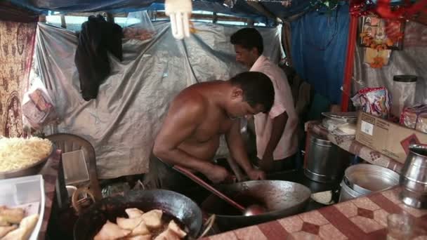 INDIA, GOA - 2012: Gli uomini indiani nel negozio cibo economico è pronto per la vendita — Video Stock