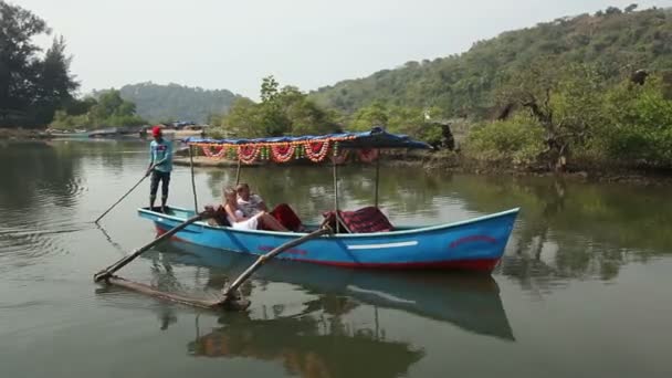 Indien, Goa - Dezember 2011: Ausflugsboot mit kaukasischen Touristen schwimmend — Stockvideo