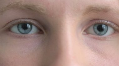 Genç bir üzgün kadın çocuk portresi kapatın