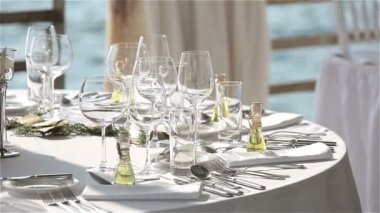 Avrupa'nın gün batımında sahilde bir restoranda sunulan tablo