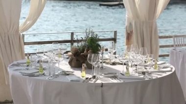 Avrupa'nın gün batımında sahilde bir restoranda sunulan tablo