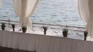 Avrupa'nın gün batımında sahilde bir restoranda sunulan tablo