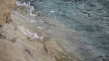 Sahile yakın Hvar, Hırvatistan Adriyatik Denizi'nde sıçramasına dalgalar