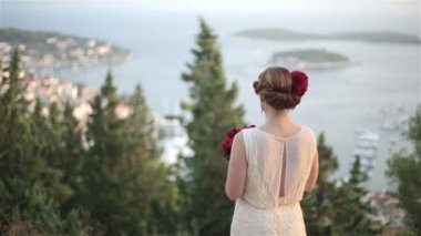 Yetişkin çift deniz güzel manzarasına hayran
