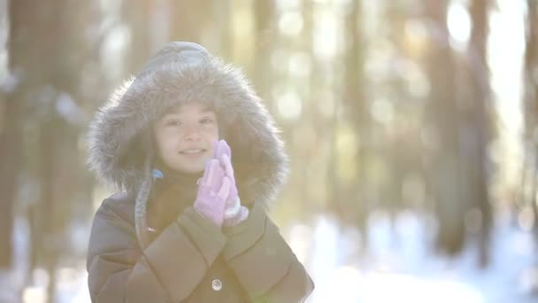 El niño está en el bosque de invierno. . — Vídeos de Stock