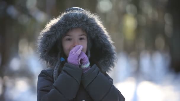 Ребенок в зимнем лесу . — стоковое видео