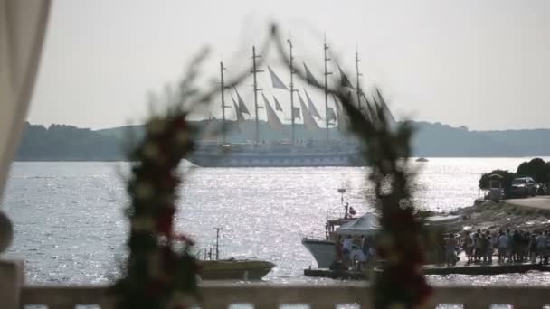 Cargando turistas en un gran barco — Vídeo de stock