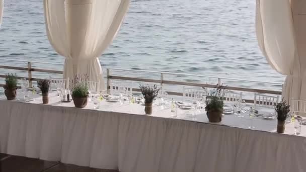 Geserveerd tafel in een restaurant op het strand in Europa bij zonsondergang — Stockvideo