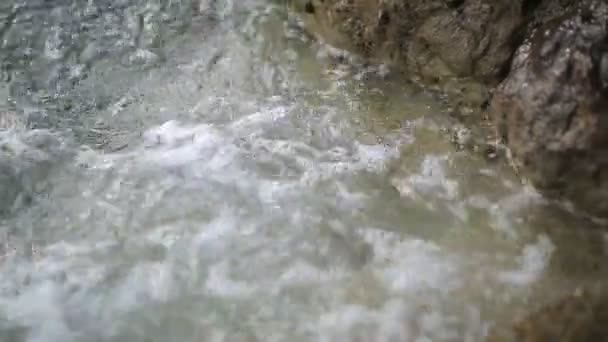 Vagues éclaboussant le rivage dans la mer Adriatique près de Hvar, Croatie — Video