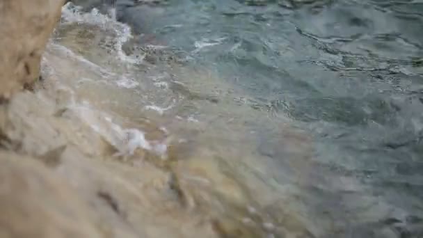 Wellen, die das Ufer im adriatischen Meer in der Nähe von hvar, Kroatien — Stockvideo