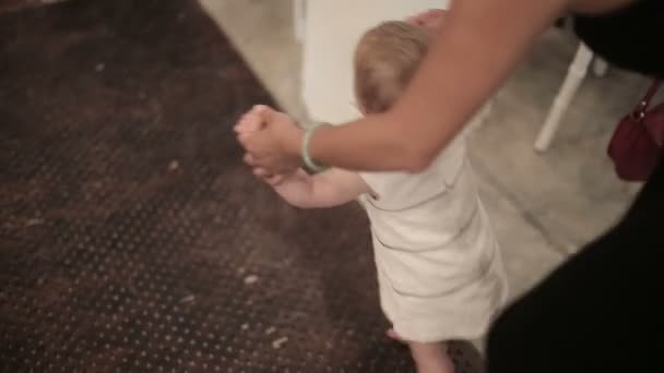 Mamma insegna a un bambino a camminare — Video Stock