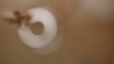 Bir ağaç dalı düğün halkalar. Makro lens