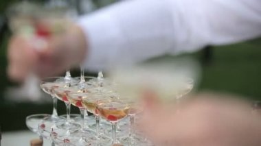 Garson Konuklar şampanya için dağıtır