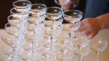 Garson Konuklar şampanya için dağıtır