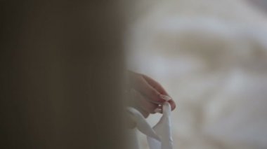 Kız bir sabahlık alır. Yakın çekim