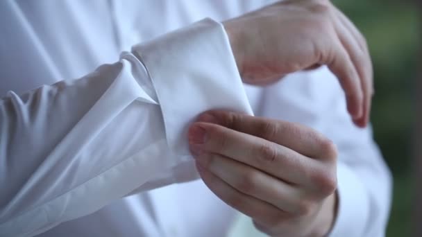 Мужчина носит белую рубашку и запонки — стоковое видео