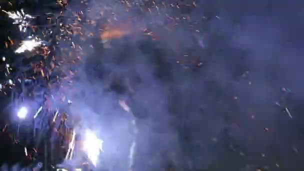 Feuershow mit vielen Funken in der Nacht — Stockvideo