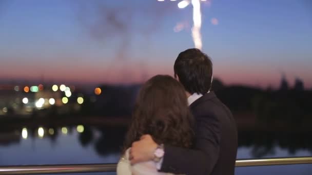 Das liebende Paar sieht Feuerwerk — Stockvideo