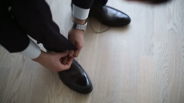 El hombre se pone zapatos. . — Vídeo de stock