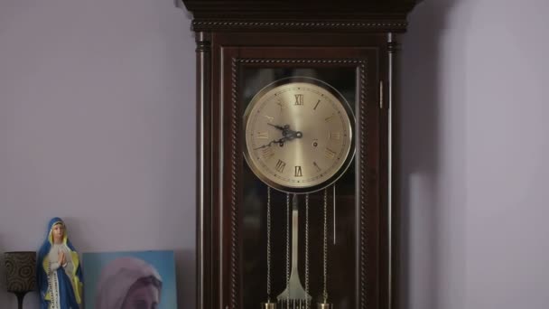 Ancienne horloge antique avec statuette de la Vierge Marie 