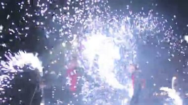 Rusya, Moskova - 09 Haziran 2013: Yangın göstermek sparks bir sürü gece